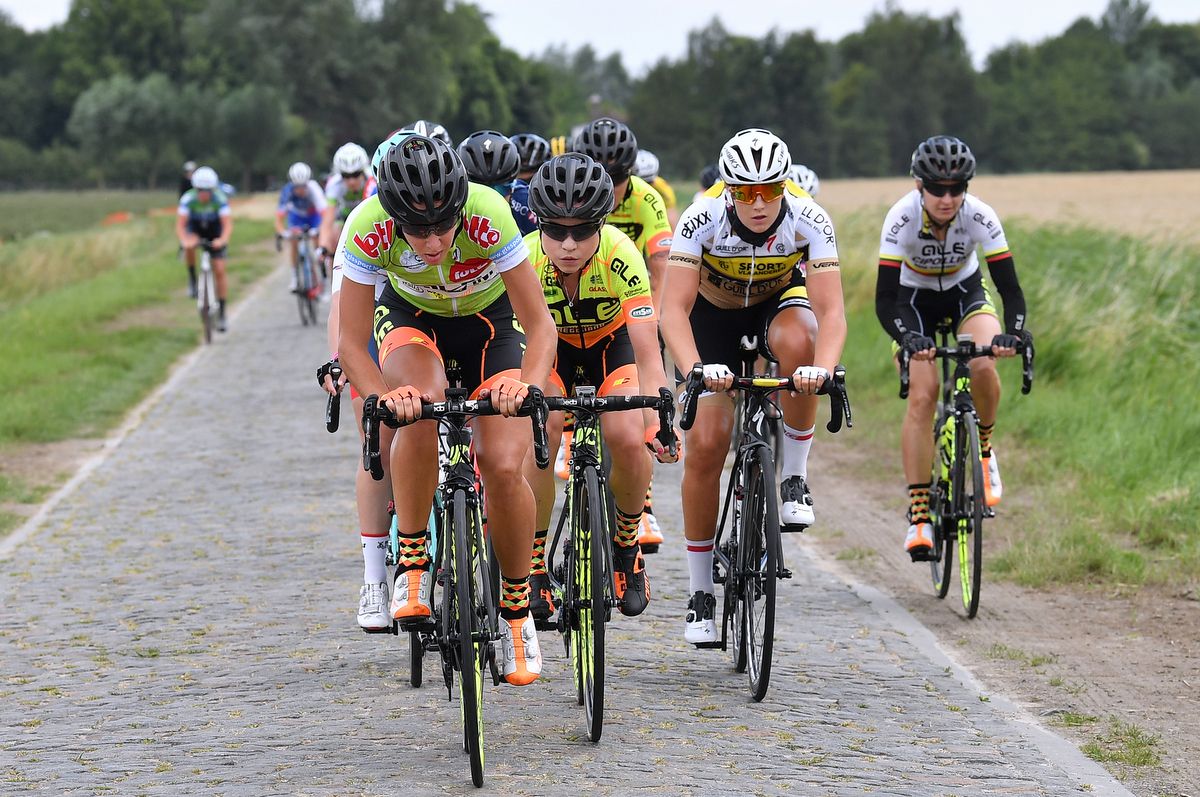 Anna Trevisi (Al&eacute; Cipollini) drives it over the peloton