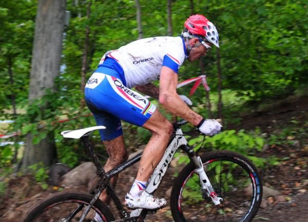 Julien Absalon (Orbea) attacking the course.