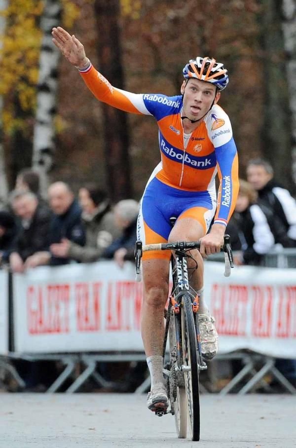Lars Boom (Rabobank) salutes the crowd