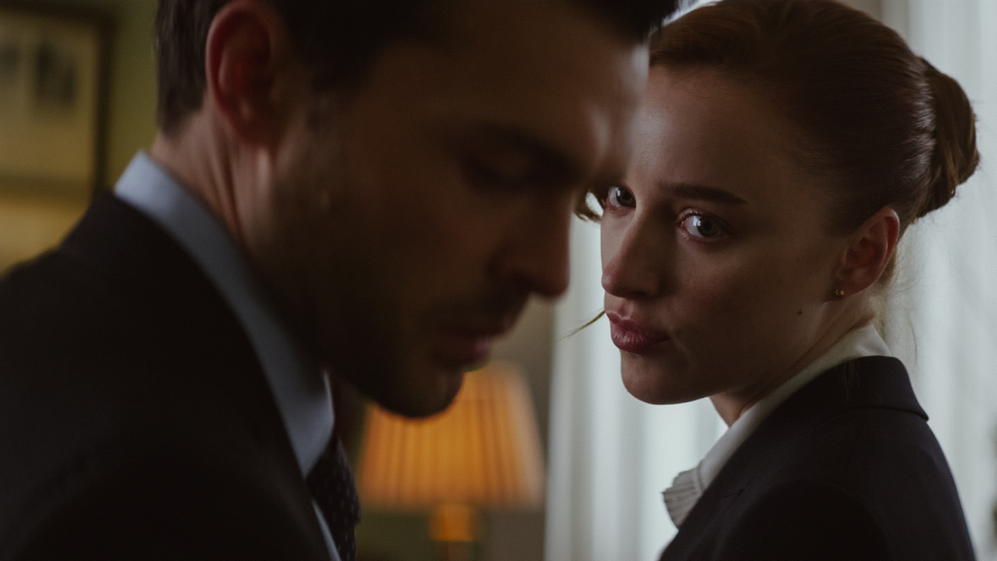 Luke (Alden Ehrenreich) and Emily (Phoebe Dynevor) in Fair Play