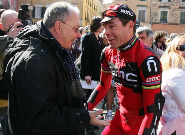 Angelo Zomegnan has a chat with Cadel Evans (BMC)