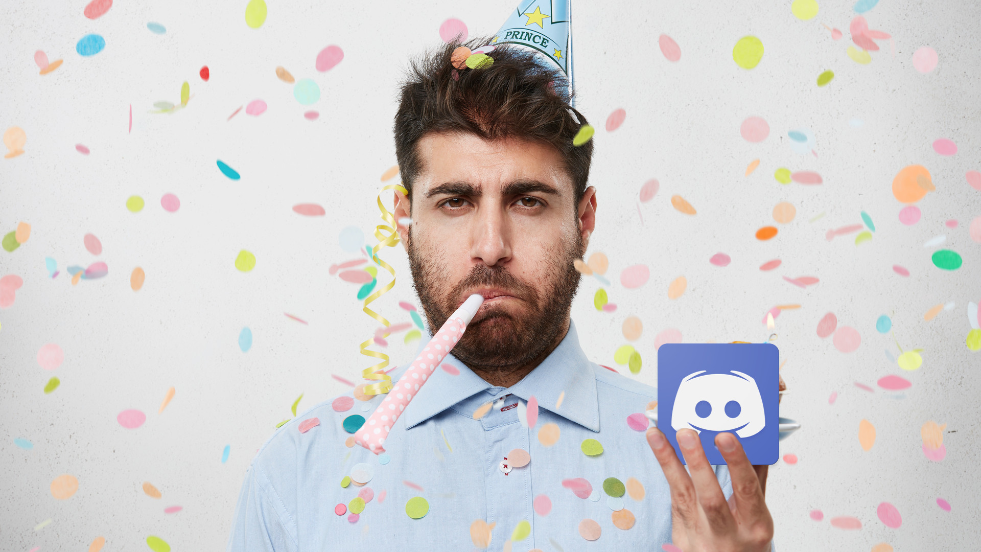 Een man kijkt ongelukkig naar een feestje met het logo van de Discord-app
