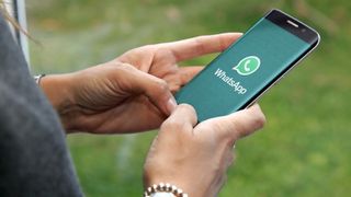 WhatsApp Logo gezeigt auf einem Smartphone