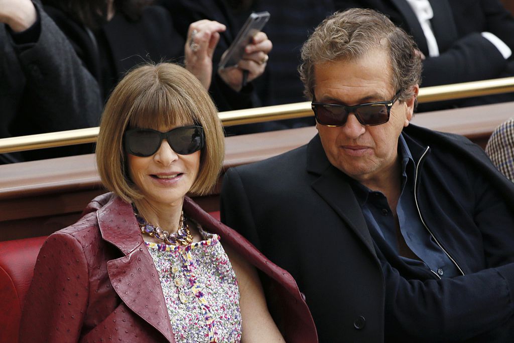 Peruvian fashion photographer Mario Testino (R) chats with fashion editor Anna Wintour