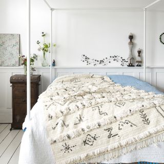 bedroom with fringed or tasselled accessories