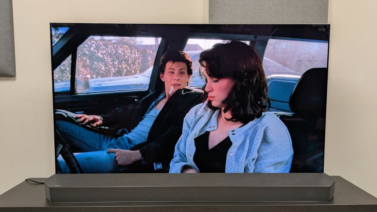 Heathers 4K Blu-ray on LG G5 showing Veronica and J.D sat in car smoking