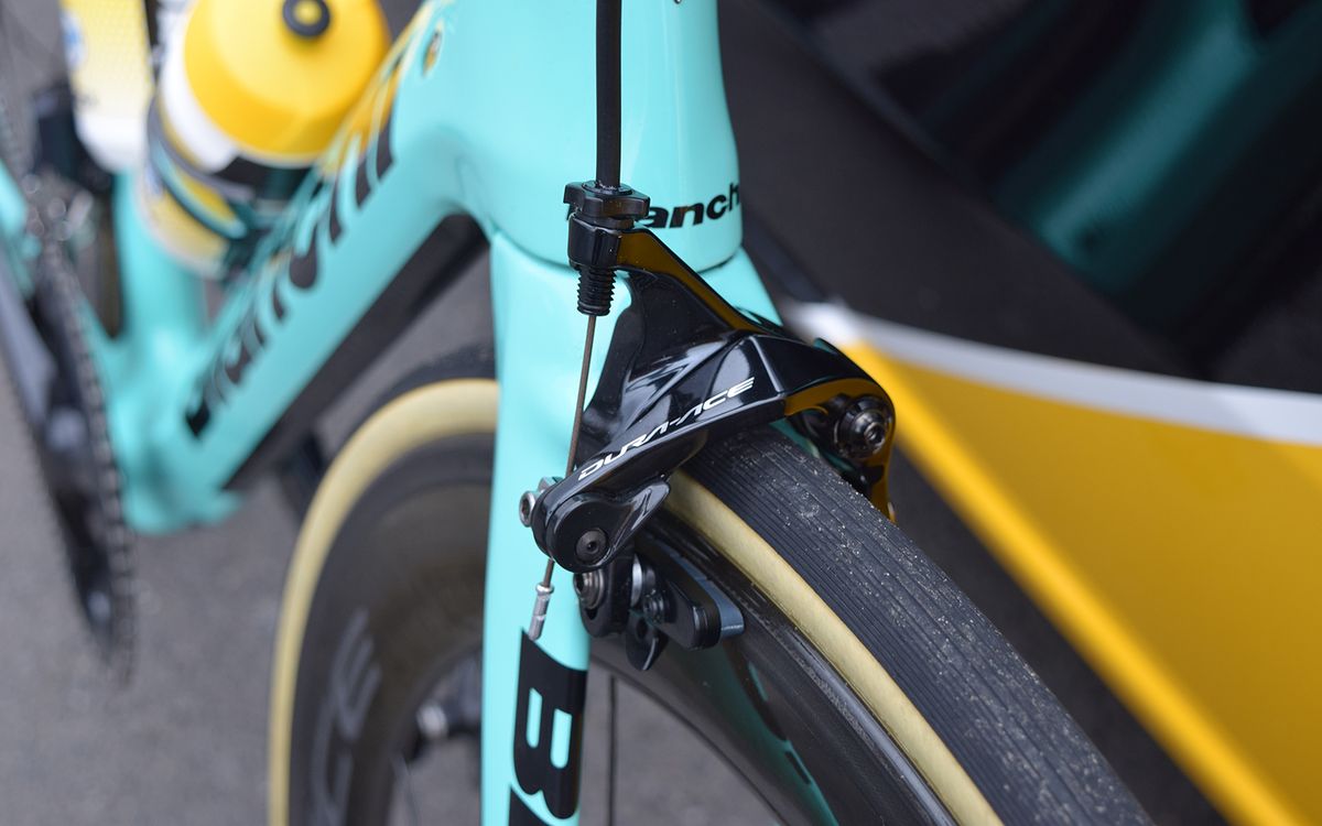 The bike is equipped with Shimano Dura-Ace R9100 direct mount brakes front and rear