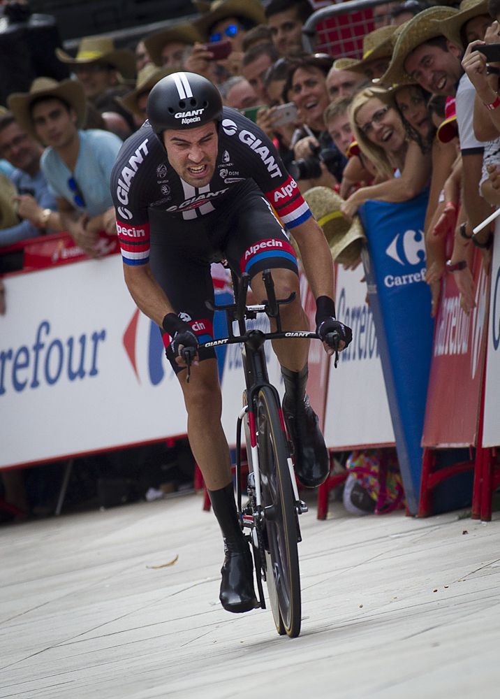 Tom Dumoulin on his way to winning the stage 17 time trial at the 2015 Vuelta a Espana.