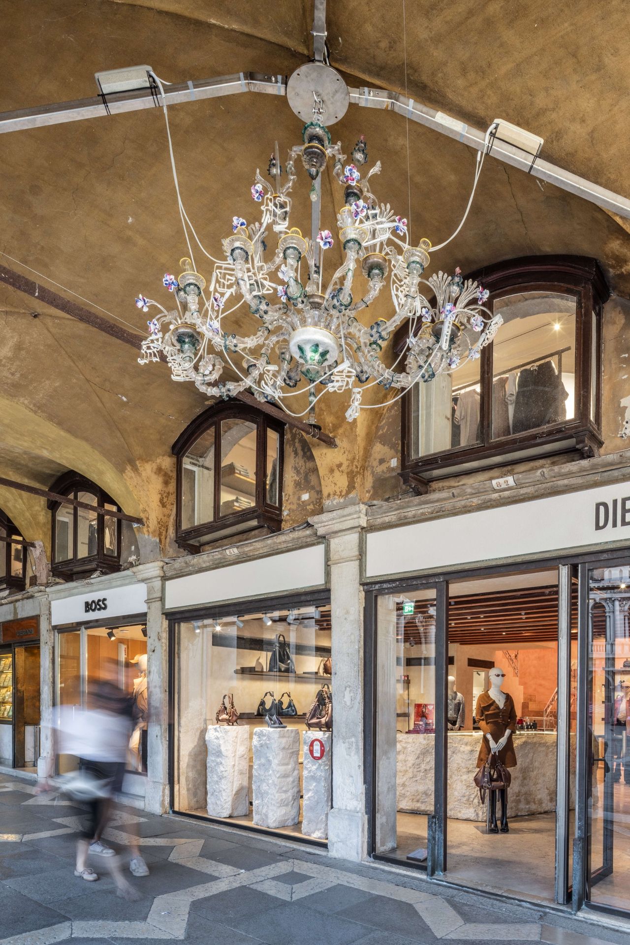 Cerith Wyn Evans, G=A=R=L=A=N=D (Garland &ndash; a Vessel&hellip;), con NEON Line e Idea Murano, ph. Giorgio Bombieri