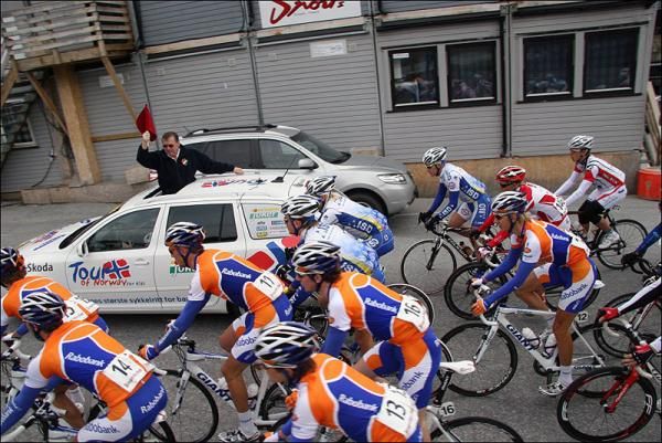 The peloton waits for the official to give the thumbs up for racing.