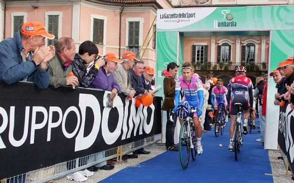 Defending champion Damiano Cunego (Lampre) rides to the sign-in stage.