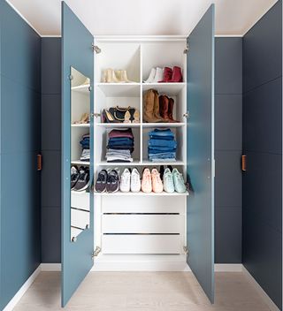 walk in wardrobe with drawers and shelves