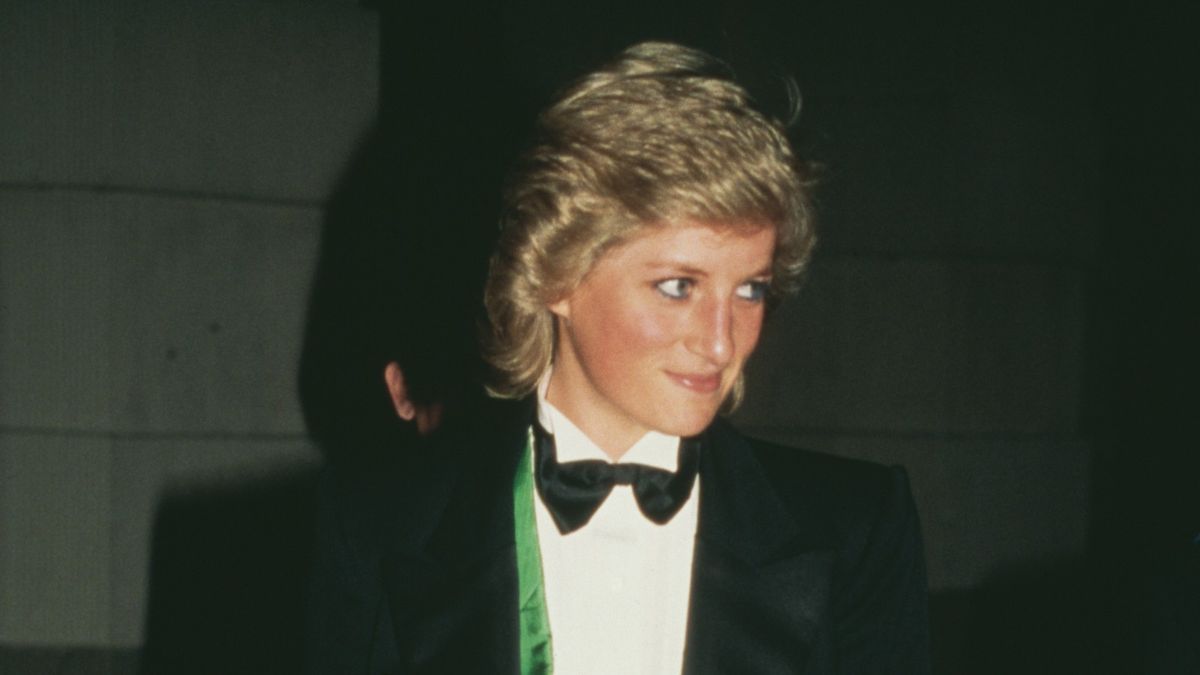 The incredible story behind Princess Diana's power suit photo