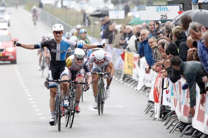 Theo Bos (Blanco) turned on the afterburners and won the sprint finale