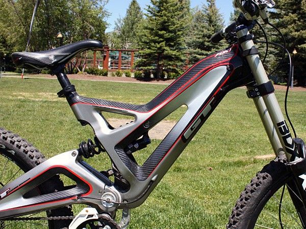 The monocoque front triangle uses particularly thick-walled carbon tubing for impact resistance.