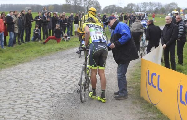 Filippo Pozzato picks prepares to rejoin the race at Paris-Roubaix