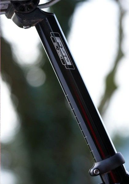 FSA SL-280 Seatpost matches with the rest of the finishing kit.