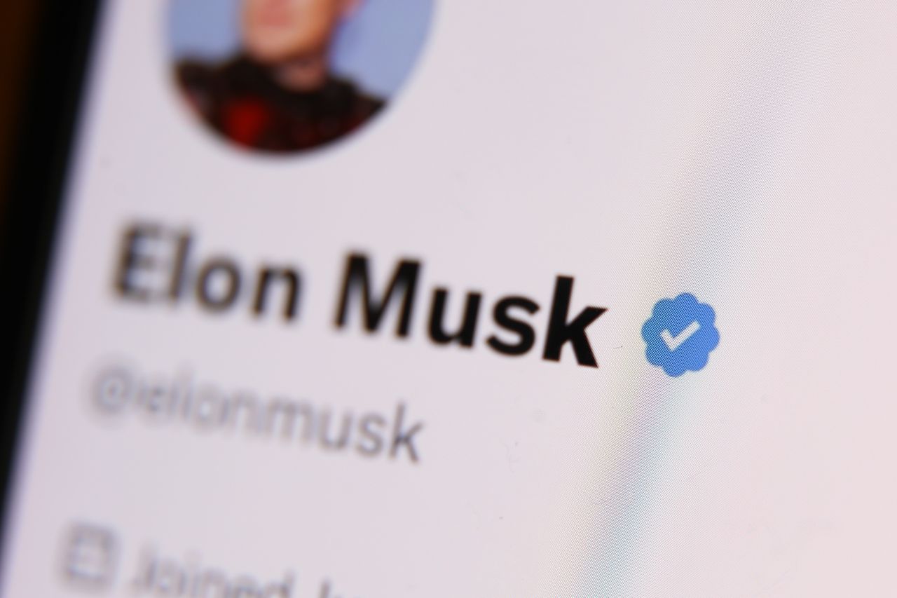 Elon Musk&amp;#039;s twitter account on a smartphone