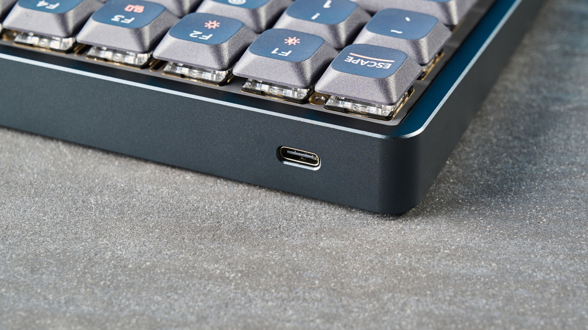 A black Iqunix Magi75 mechanical keyboard