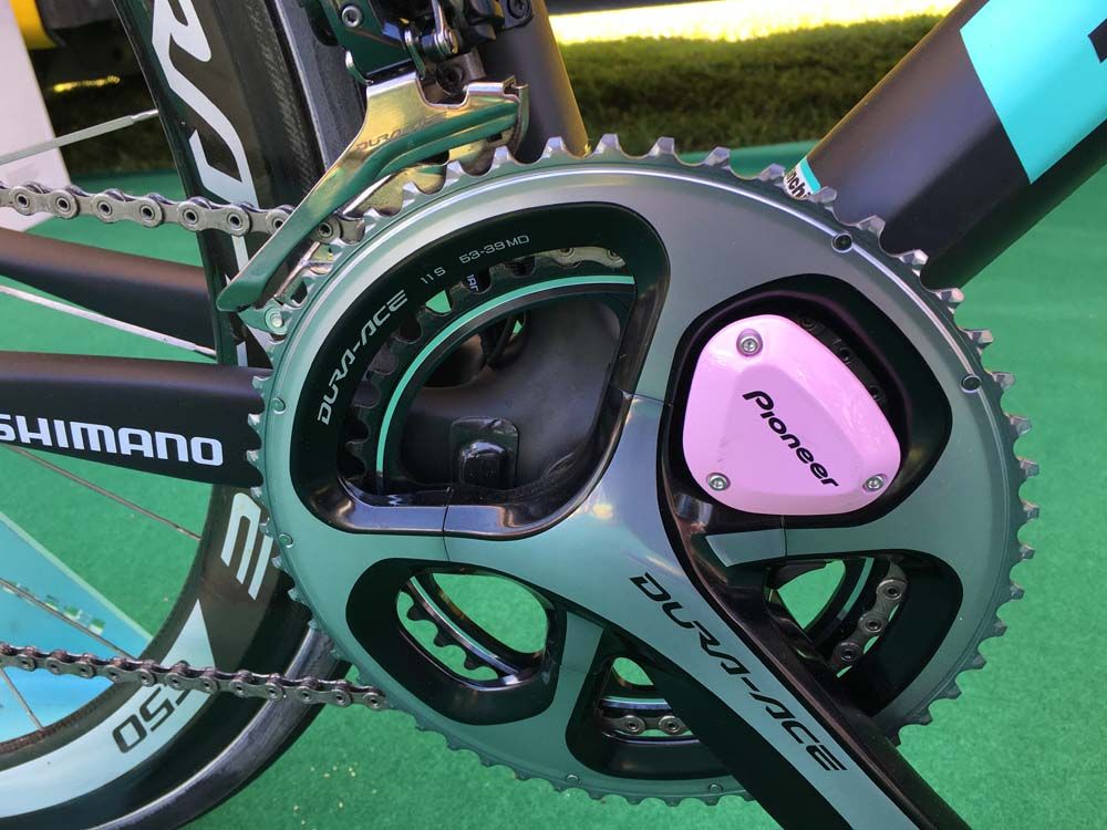 Kruijswijk went with a 53-59 chain ring combo, topped off with the pink Pioneer power meter cap