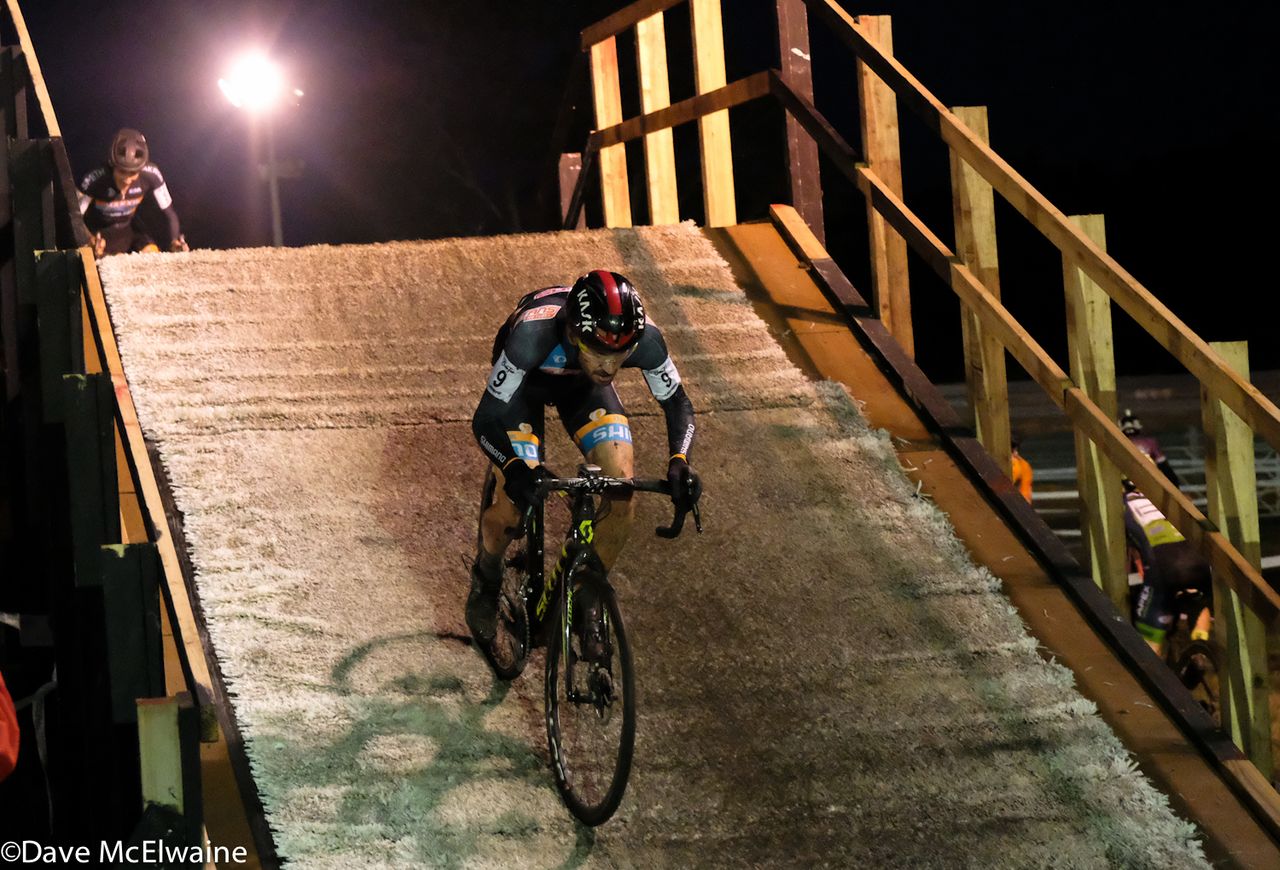 Dan Timmerman (Stan&rsquo;s NoTubes) took a flier but later crashed