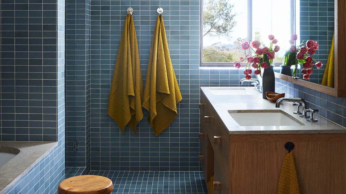 7 astuces d'éclairage qui peuvent agrandir même une petite salle de bains 