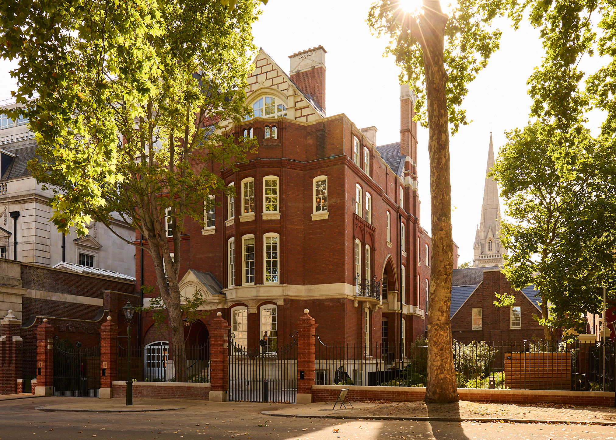 The extensive use of unadorned plain red brick provoked sharp opposition from the Crown Estate Commissioners&amp;mdash;some at the time thought it vulgar and too northern for grand London streets