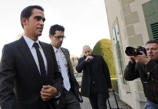 Alberto Contador and his brother Fran head into the hearing.