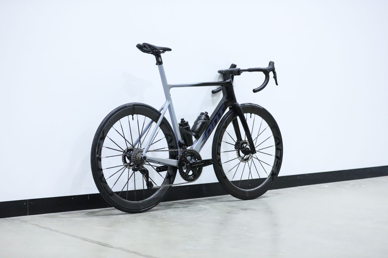 A Giant Propel Advanced SL 0 stands against a white wall