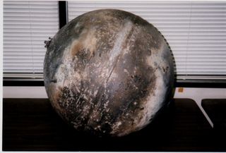 This 30 kg titanium pressurant tank also survived the reentry of the Delta 2 second stage on 22 January 1997 but was found farther downrange near Seguin, TX.