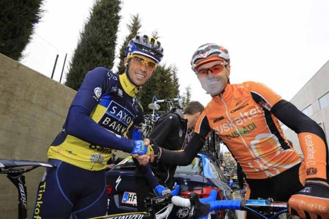 Alberto Contador (Saxo Bank) and Samuel Sanchez (Euskaltel) shake hands