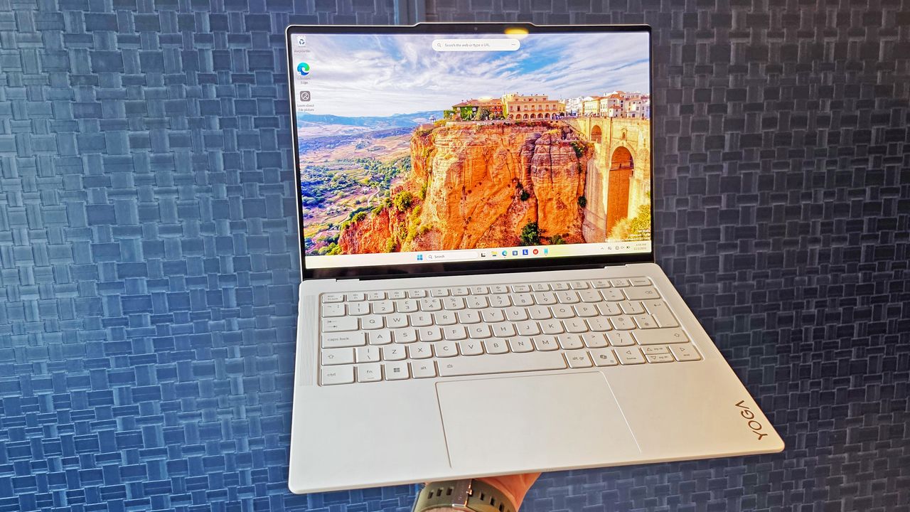Lenovo Yoga Slim 7i Ultra Aura Edition