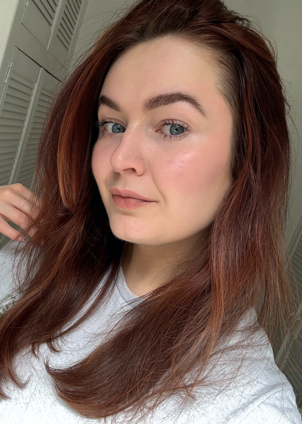 Lucy before applying the JVN Hair Dry Shampoo