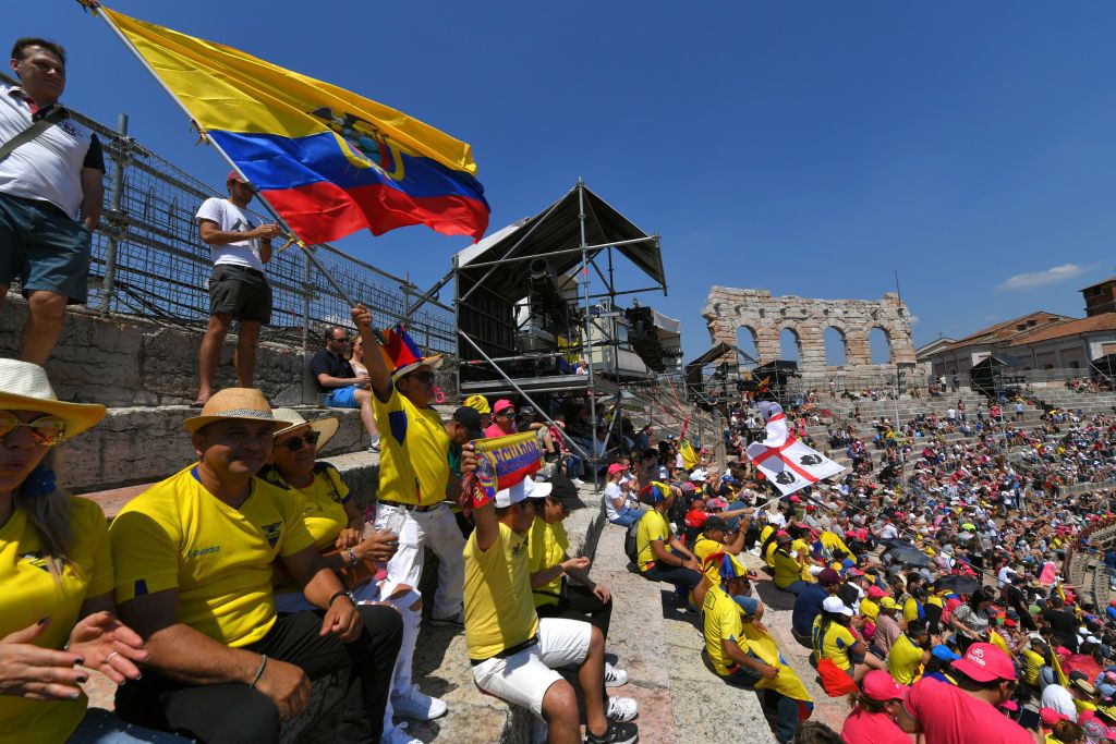The Ecuadorian fans await the crowning of Richard Carapaz as Giro champion
