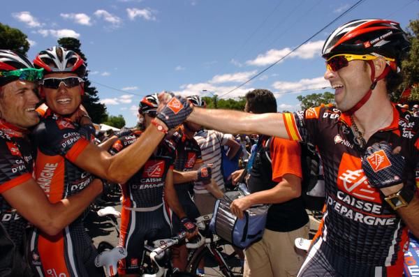 Nice one brotha! Valverde congratulates Sanchez after the stage