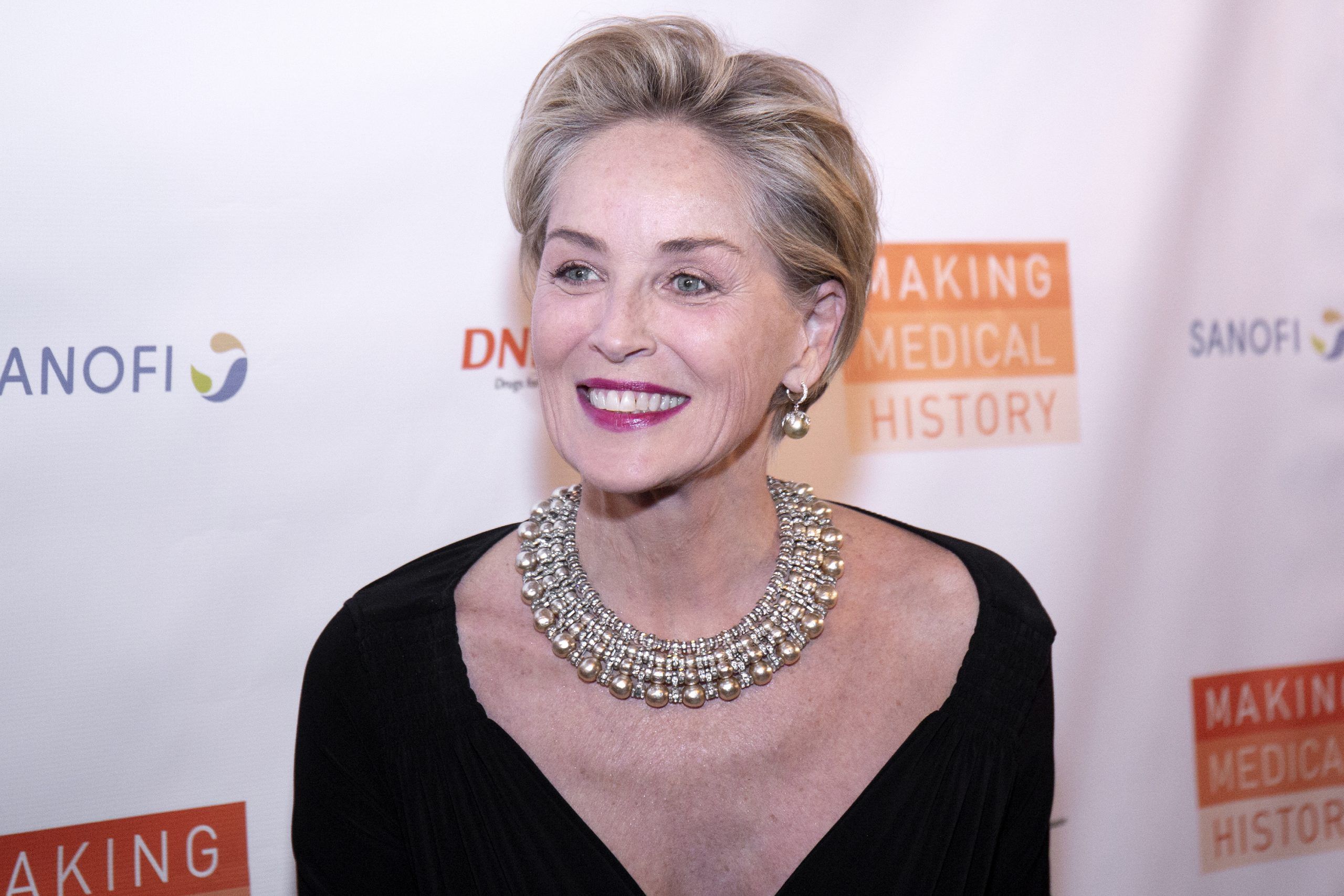 Sharon Stone opens up about “brutally unkind” treatment following her(00)