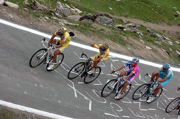 Piepoli and Simoni climb.