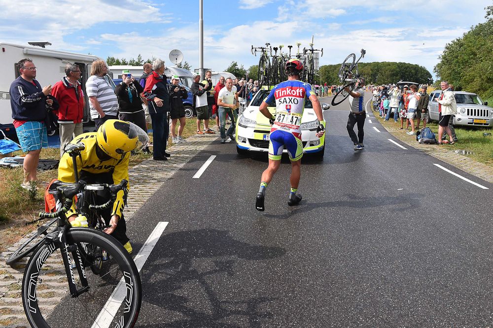 Sagan runs back to the team car to get a new bike.