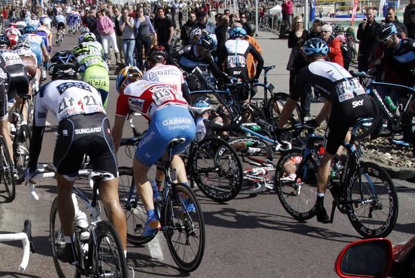 A crash in the final 10km split the peloton.