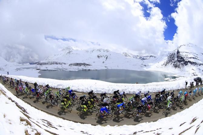 The peloton ride towards the Galibier