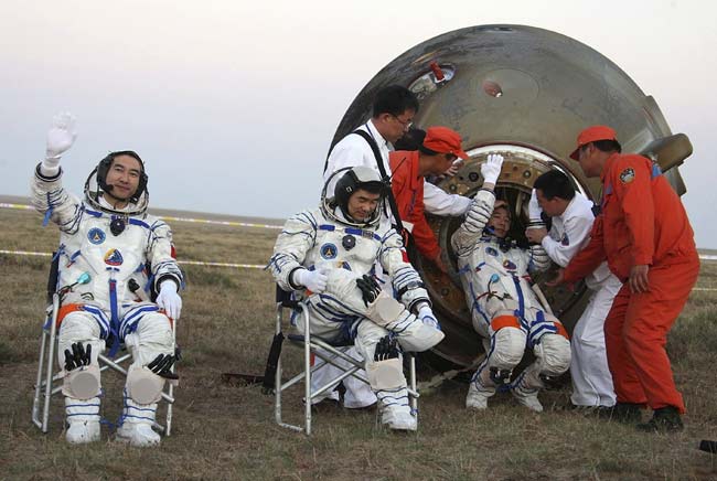 China&#039;s Third Manned Spaceflight Returns Safely to Earth