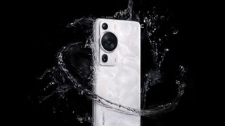 Huawei P60 Pro rodeado por chorros de agua