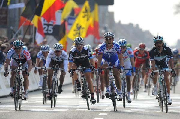 Tom Boonen (Quick Step) leads the dash to the finish.