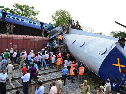 wd-india_train_crash.jpg