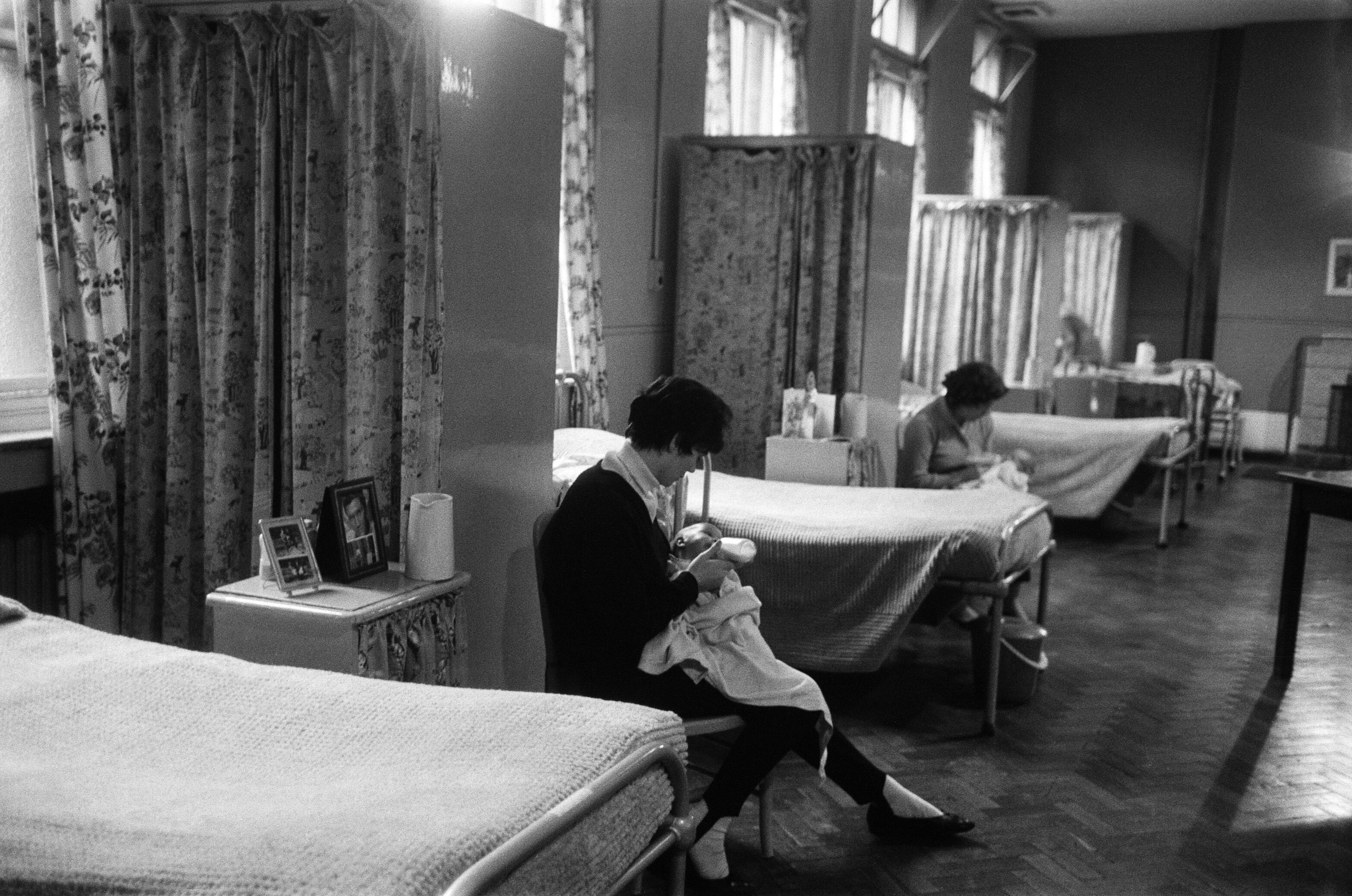 Kingsmead, Chelsea, mother and baby section single mothers. November 1963. (Photo Doreen Spooner/Mirrorpix/Getty Images)