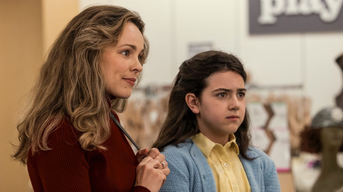 Rachel McAdams and Abby Ryder Fortson in Are You There, God? It&#039;s Me, Margaret