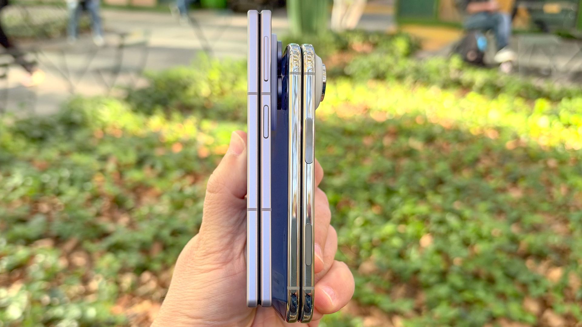 iPhone Duo vs Galaxy Z Fold 8