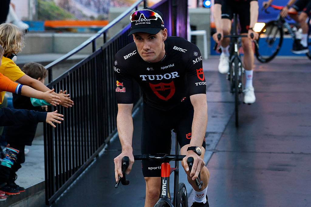 ADELAIDA, AUSTRALIA - 16 DE ENERO: Joel Suter de Suiza y el equipo Tudor Pro Cycling durante el 26º Santos Tour Down Under 2026, presentación del equipo el 16 de enero de 2026 en Adelaida, Australia. (Foto de Con Chronis/Getty Images)