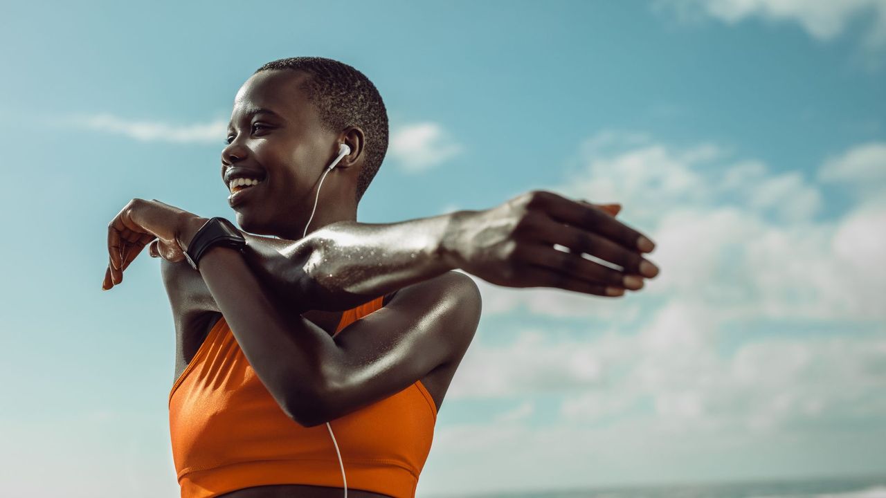 A woman working out wondering, How many calories do you burn a day?