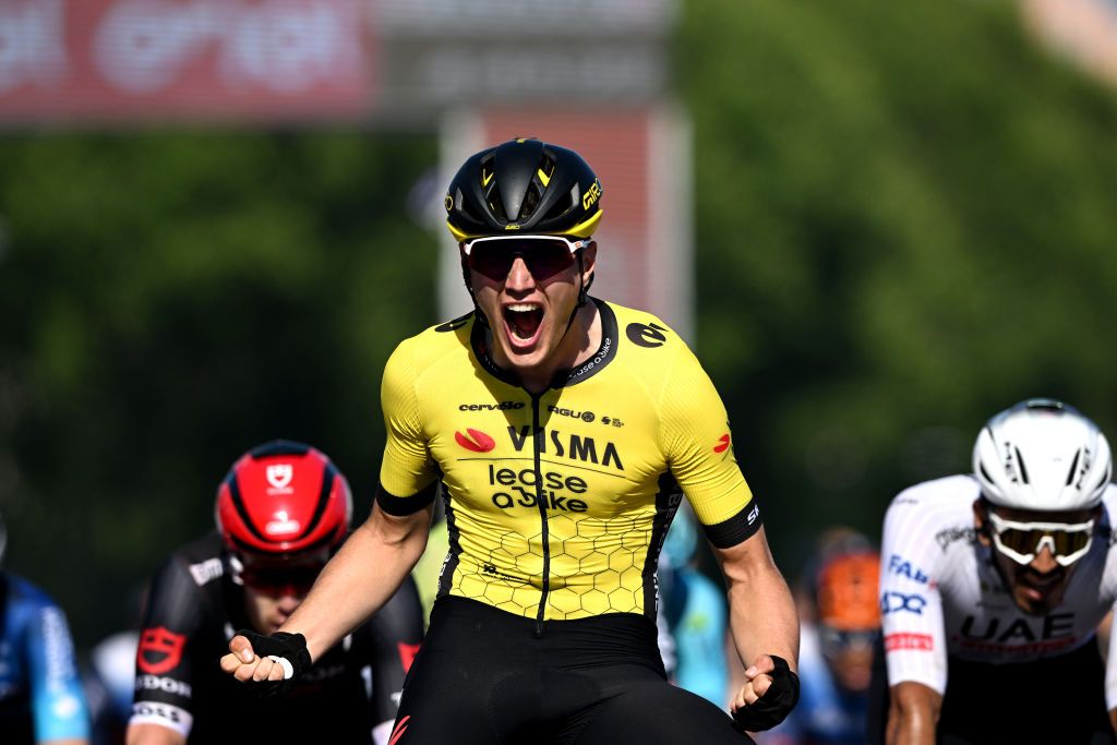Olav Kooij (Visma-Lease a Bike) wins stage 9 in final chaotic sprint